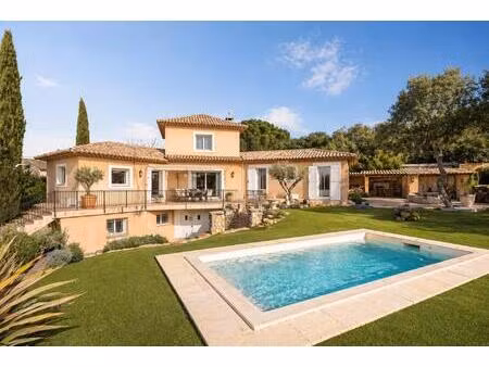 villa lumineuse avec piscine  tout confort   au calme