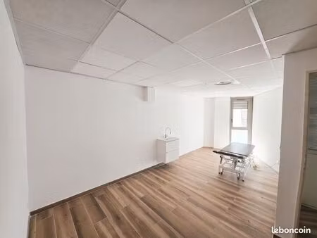 dernière box 19m2 dans centre paramédical