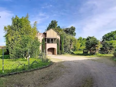maison avec sous-sol complet et grand terrain arboré