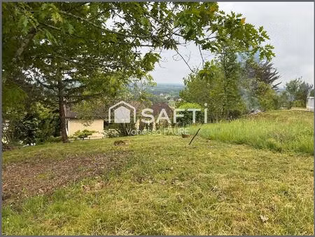 à découvrir: terrain constructible de 800m2  viabilisé