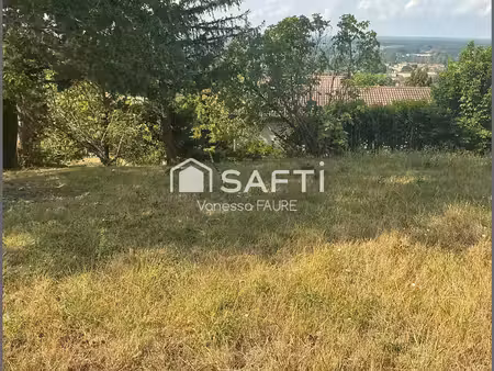 à découvrir: terrain constructible de 830m2  viabilisé