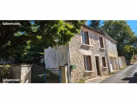 proche thenon  jolie maison typique en pierre avec patio et terrasse