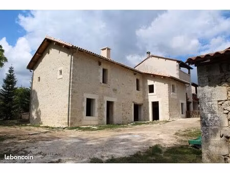 ensemble de bâtiments anciens en pierre sur 2 000 m² de terrain