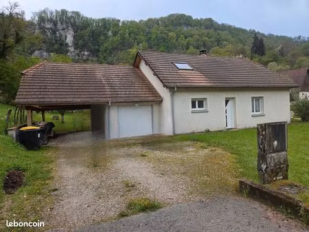 maison avec terrain plat et arboré