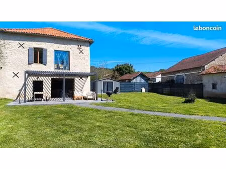 maison en pierre avec grand terrain – terrasse plein sud – environnement calme