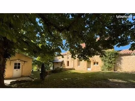 propriété en pierre  piscine  pré et forêt