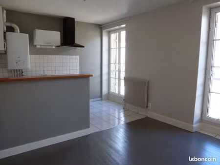 3 pieces à l'année à sarlat 42 m2