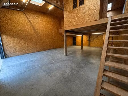 entrepôt et bureau équipés 150 m²