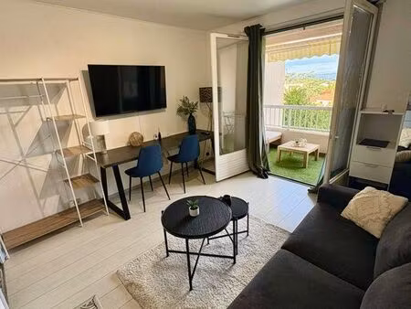 appartement studio rénové - parking privatif - terrasse