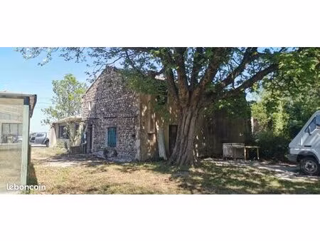 2 maisons avec dépendances sur 9200m2