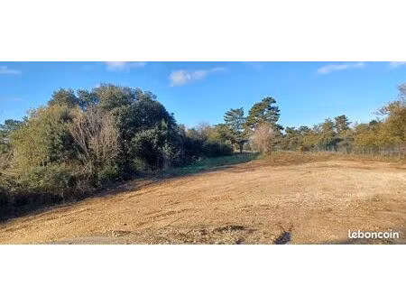 terrain 616 m² monteleger