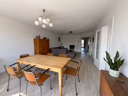 ruim en gemeubeld 2-slpk app met terras en garagebox