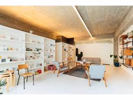 cabinet bien situé dans un style brutaliste