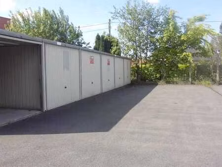 box de garage fermé au centre-ville
