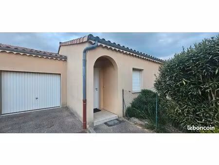 maison de plain-pied avec garage et parking