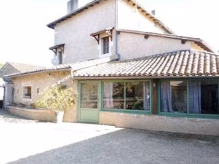 vente maison à valence-en-poitou (86700) : à vendre / 132m² valence-en-poitou