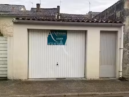 location parking 20 m² à saintes (17100)  70 €