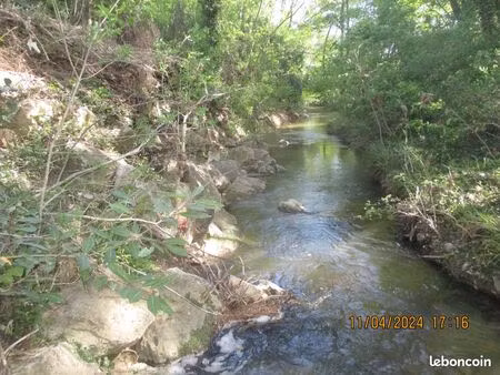 gard splendide terrain loisirs / agricole en bordure d un cours d eau