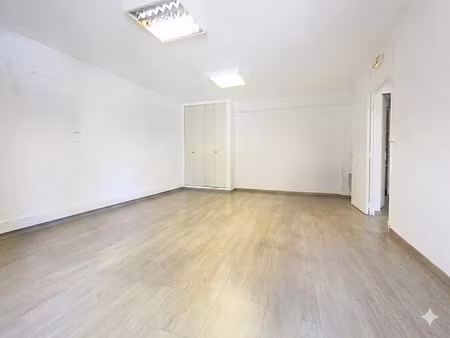 location locaux professionnels 110 m² à salon-de-provence (13300)  2 020 €