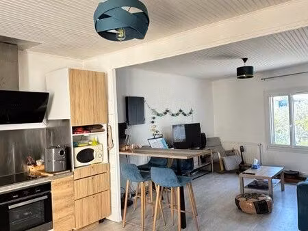 maison avec grand garage et extérieurs