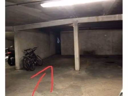 place de parking souterrain 15 m²