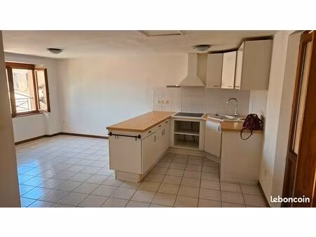 a louer appartement t3 - 65 m2 + terrasse couverte 25 m2 - lombez (gers)