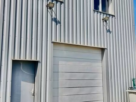 local de stockage 70 m2 + bureaux 60 m2