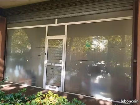 local commercial 44 m² – grande vitrine – forte visibilité – canal du midi