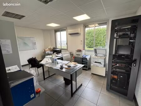 bâtiment indépendant sur grand terrain clos
