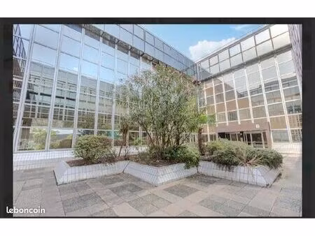 ensemble de 5 bureaux  une salle de réunion et une cuisine