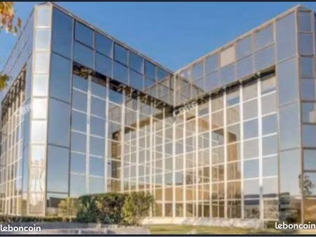 ensemble de 6 bureaux et une salle de réunion