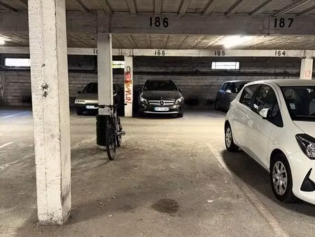 place de parking moto sécurisé