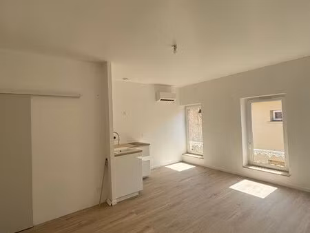 grand studio climatisé neuf place du village