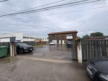 local commercial / espace de stockage — 115 m2