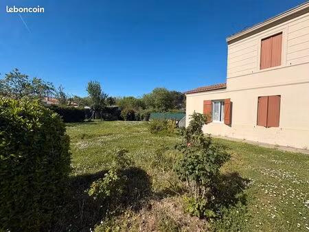 maison en pierre mitoyenne de 50m² avec jardin de 300m² 145 000e