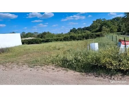 terrain 717 m²