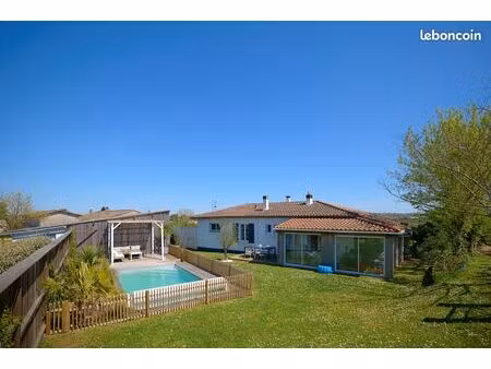 maison familiale - vue vigne et piscine garages