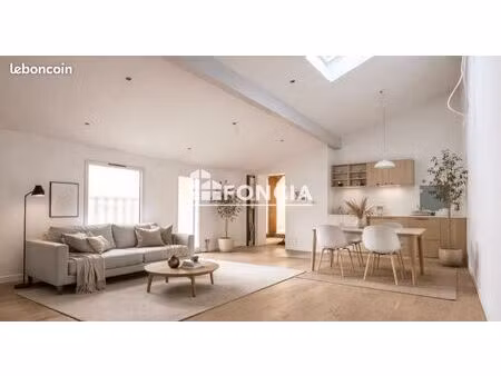 à vendre : chartrons - charmant t2 de 49 m²  entièrement rénové  au 2ème et dernier étage 