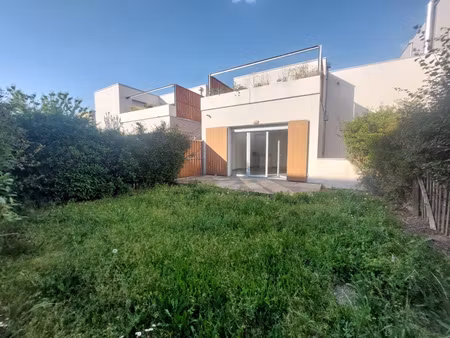 appartement t3 de 60 m2 avec une terrasse et un jardin