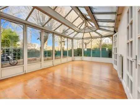a vendre hôtel particulier avec un jardin d'hiver et cour extérieure
