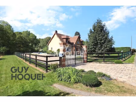 maison traditionnelle dans un environnement agréable