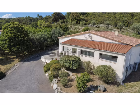 maison située dans un cadre calme et verdoyant avec piscine