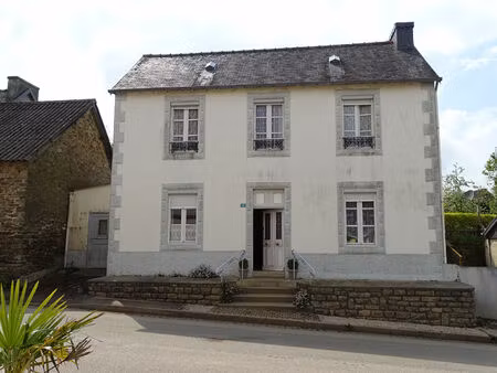 finistere. grande maison de 4 chambres à vendre  située dans un village  à collorec