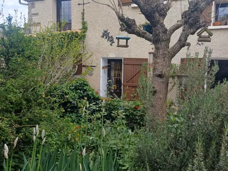 maison nichée dans la verdure