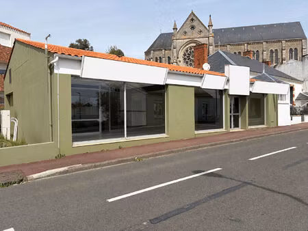 local commercial 136 m² -centre challans -parking privé
