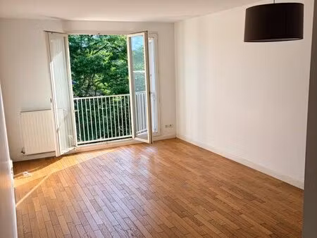 t2 rénové avec balcon et parking