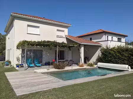 maison récente avec piscine  au calme  gare à 7 min pied