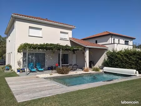 maison récente avec piscine  au calme  gare à pied