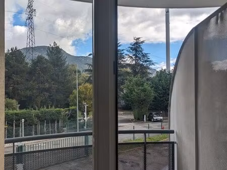 trés joli studio avec balcon dans résidence fermé