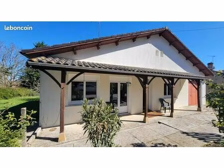 proche ruffec  maison de plain-pied rénovée offrant deux chambres  garage et jardin